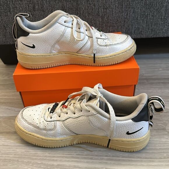 Nike Shoes  - Picture 2 of 11